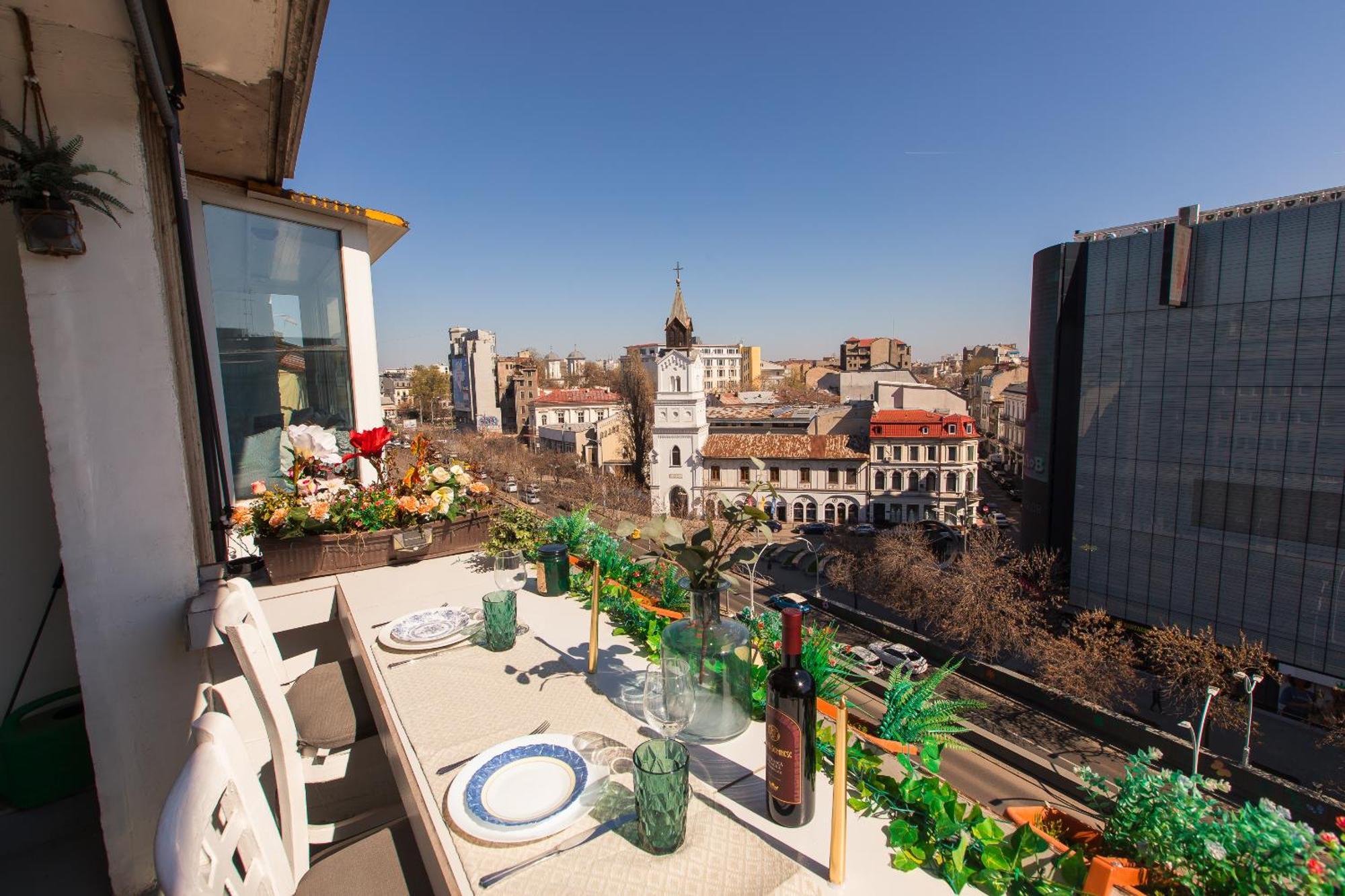 Apartament Old Town With Amazing View From The Balcony Bucureşti