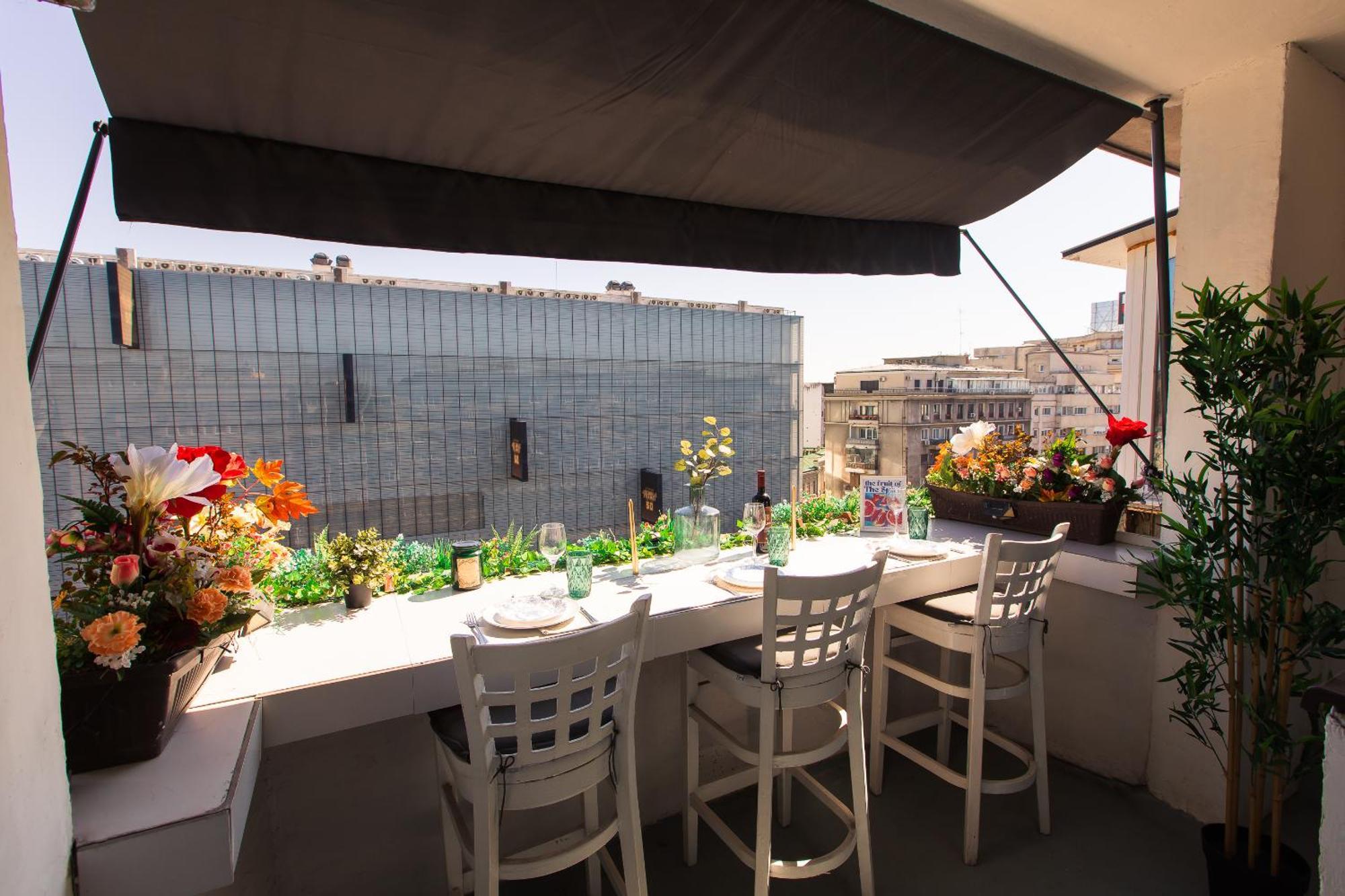 Apartament Old Town With Amazing View From The Balcony Bucureşti
