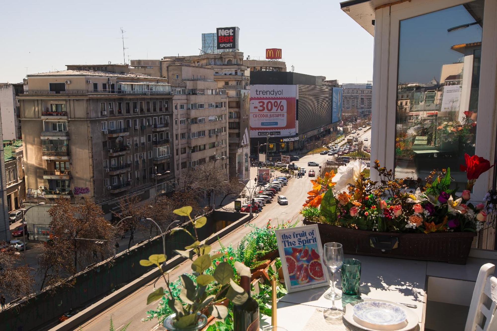 Apartament Old Town With Amazing View From The Balcony Bucureşti
